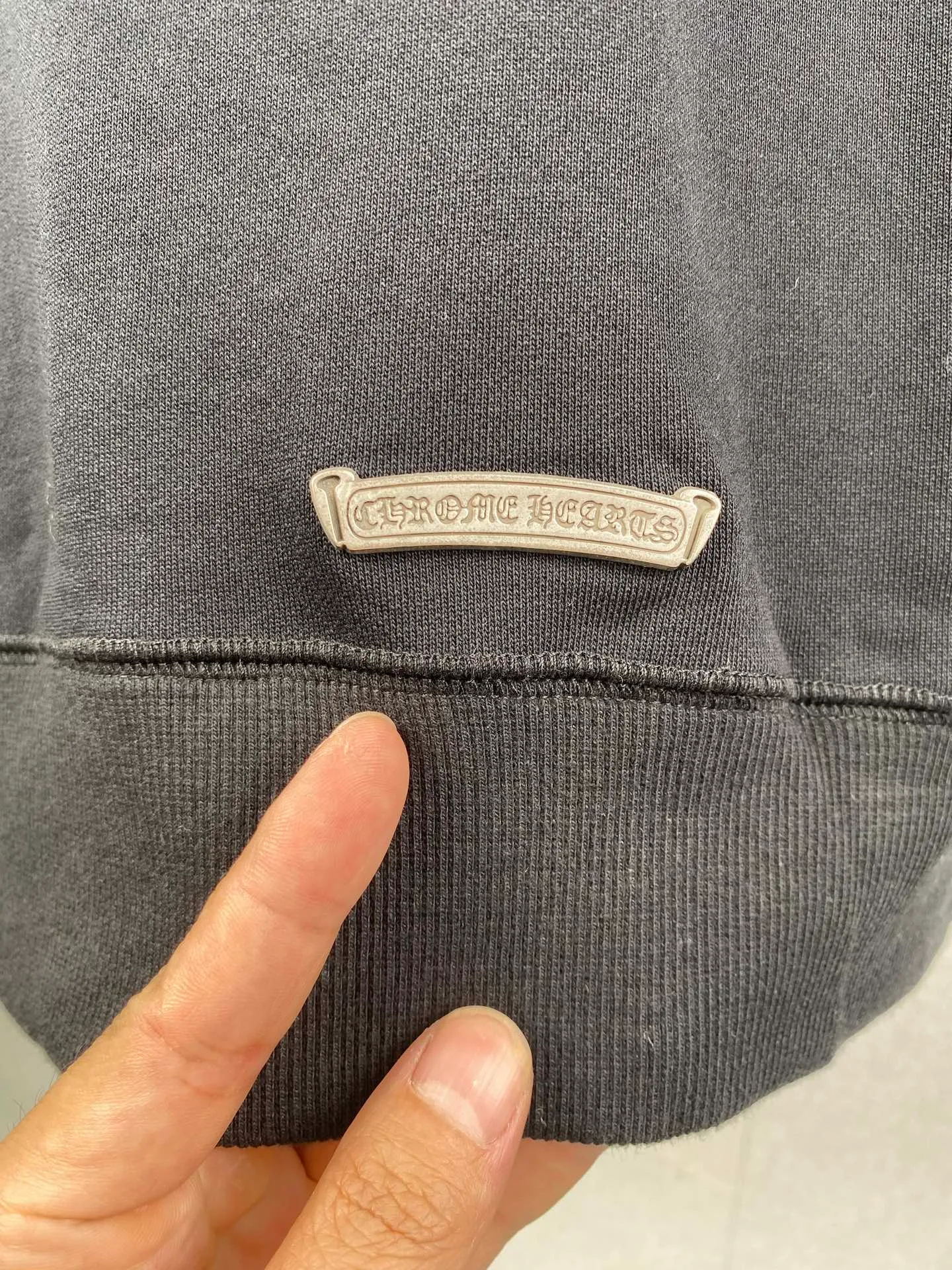 P440 Chrome Hearts cross embroidery sweatshirt ●Authentic 12200 purchase and development ●380g Korean cotton and linen sweatshirt 100% cotton ●380g 2*2 matching high-end brand rib ●Fabrics fermentation wash. ●Imported embroidery ●Customized 1:1 hardware ●Customized 1:1 leather label ●Customized 1:1 trademark ●Loose version ●Size: S M L XL
